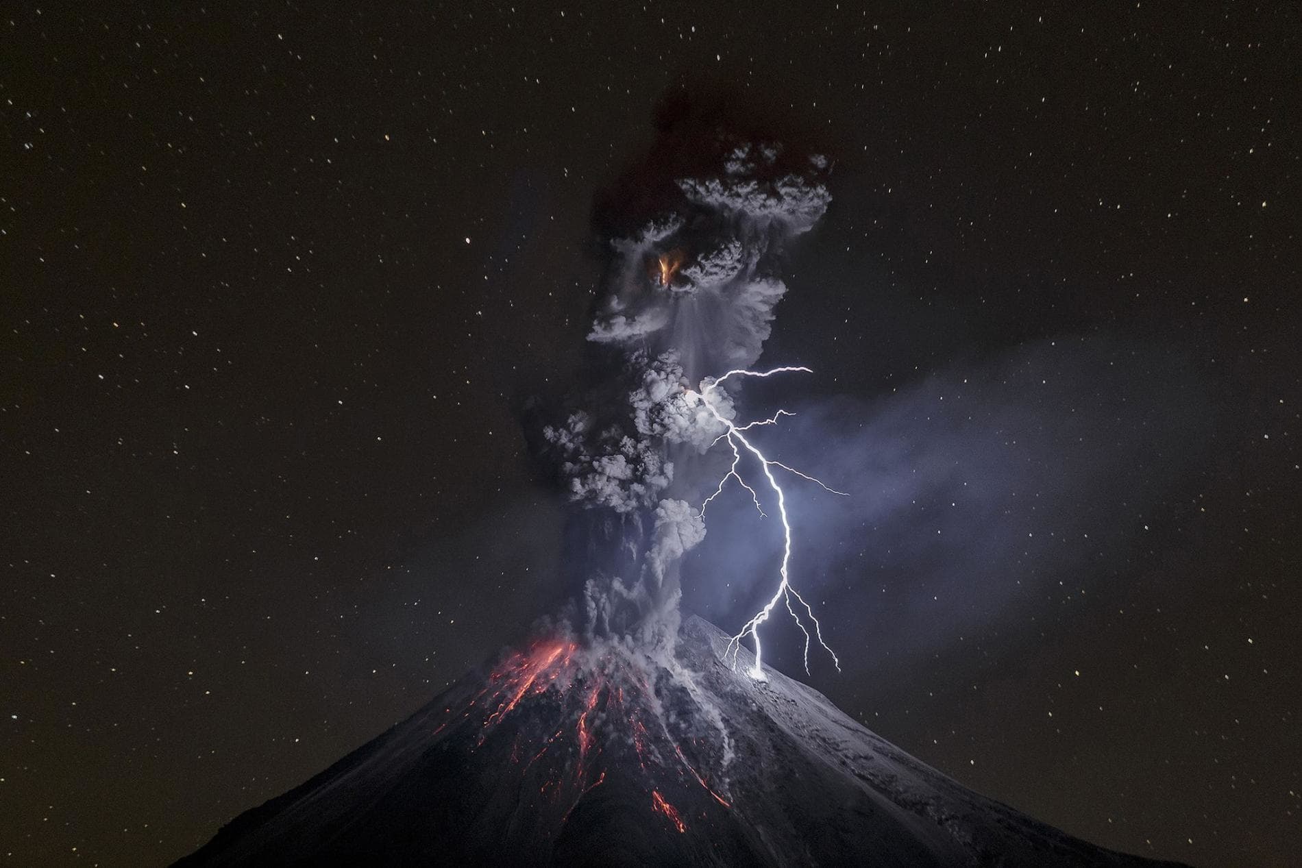 Tormenta Sucia - Rayos en erupciones volcánicas